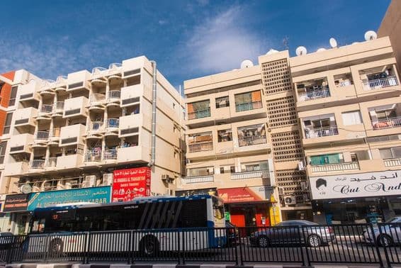 Budovy v starej časti Dubaja, Al Fahidi, Bur Dubai.