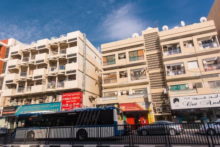 Budovy v starej časti Dubaja, Al Fahidi, Bur Dubai.