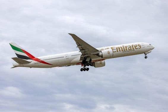 Emirates Boeing 777-31H-ER odlietava.