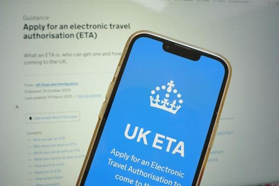 Mobilný telefón, ktorý zobrazuje proces podania žiadosti o Elektronické Cestovné Povolenie (ETA) do Spojeného kráľovstva.
