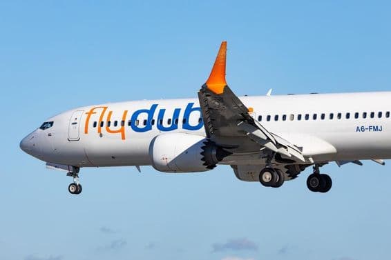 FlyDubai Boeing 737-8max lietadlo na letisku v Dubaji.