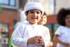 Blízkovýchodný arabský žiak v škole.