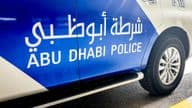 Policajné auto v Abú Zabí s nápismi v angličtine a arabčine.