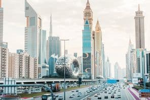 Vysoké mrakodrapy a moderná architektúra Múzea budúcnosti lemujú diaľnicu Sheikh Zayed.