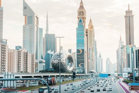 Vysoké mrakodrapy a moderná architektúra Múzea budúcnosti lemujú diaľnicu Sheikh Zayed.