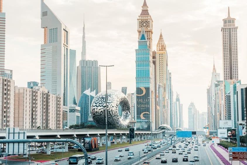 Vysoké mrakodrapy a moderná architektúra Múzea budúcnosti lemujú diaľnicu Sheikh Zayed.