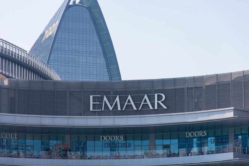 Logo Emaar Properties, slávnej realitnej spoločnosti v Spojených arabských emirátoch.
