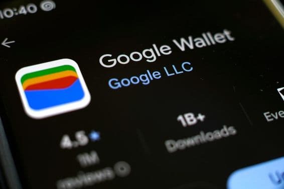 Aplikácia Wallet v App Store na telefónovom displeji.