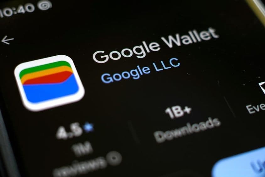 Aplikácia Wallet v App Store na telefónovom displeji.