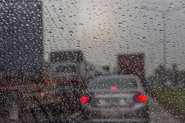 Dubajský dážď cez okno.