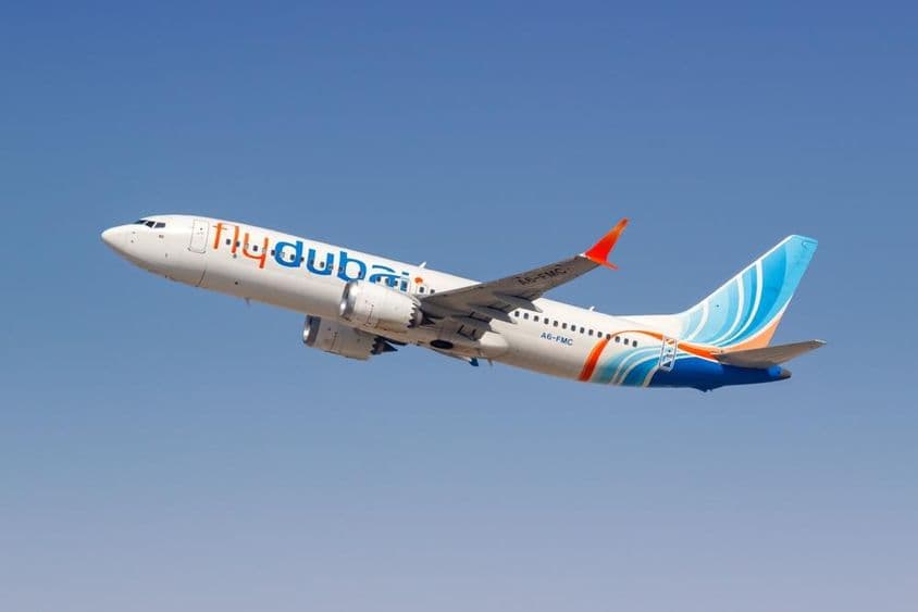Lietadlo FlyDubai Boeing 737 MAX 8 na letisku v Dubaji.