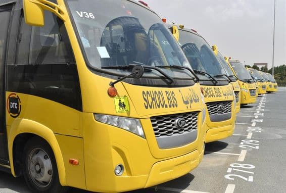 Niekoľko žltých školských autobusov zaparkovaných na parkovisku v Dubaji.