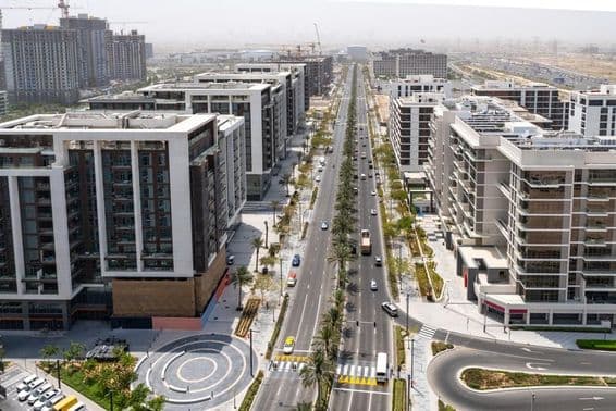 Budovy Dubai Hills Estate a Hills Park s cestami.
