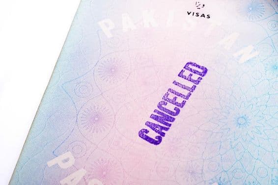 Pečiatka o vízovom oslobodení na starej stránke pakistanského pasu.