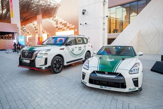 Dubajské policajné autá vystavené na Expo2020.