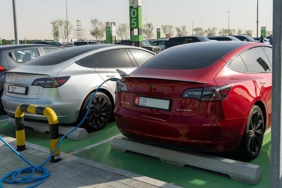 Dubaj, Spojené arabské emiráty, Tesla nabíjacia stanica pre elektrické vozidlá.