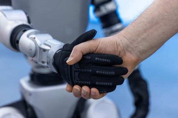 Ľudská a robotická spolupráca v budúcej technologickej synergii. Inovatívne partnerstvo.