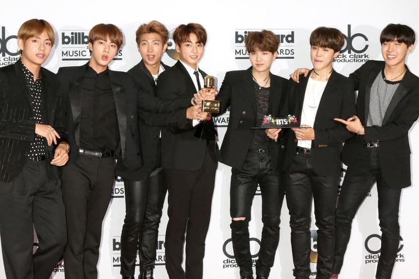 BTS v tlačovej miestnosti Billboard Awards 2017.