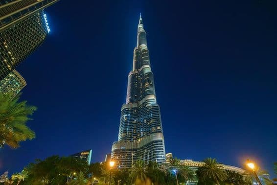 Burj Khalifa osvetlená veža v noci, pohľad odspodu.
