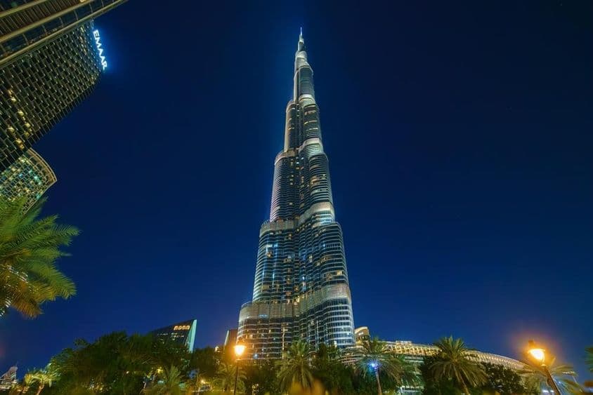 Burj Khalifa osvetlená veža v noci, pohľad odspodu.