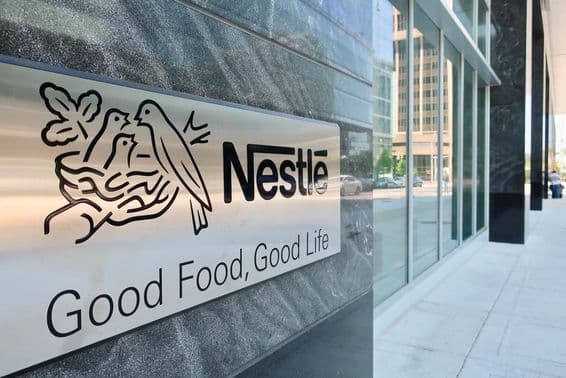 NESTLE USA - vstup do budovy sídla so značkou.