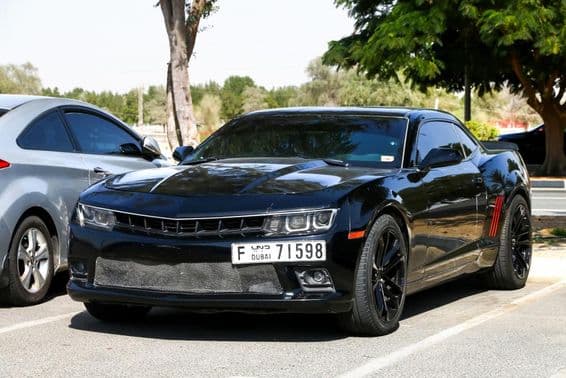 Chevrolet Camaro na mestských uliciach.