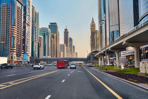 Dubajská cesta v centre mesta.