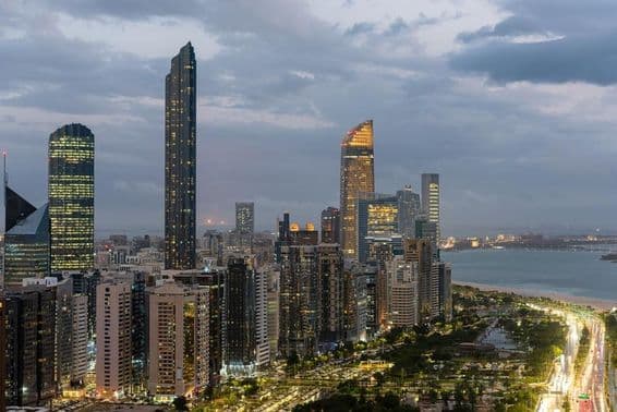 Panoráma Abú Zabí počas zamračeného dňa.