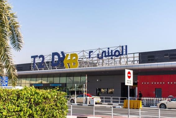 Vstup do budovy Terminálu 2 na Letisku v Dubaji.
