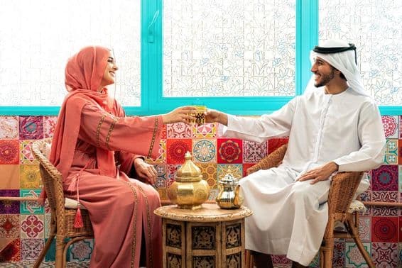 Mladý emirátsky pár tráviaci čas v tradičnej arabskej kaviarni.
