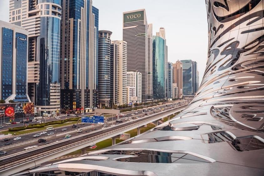 Panoráma Dubaja s Museum of the Future a Sheikh Zayed Avenue.