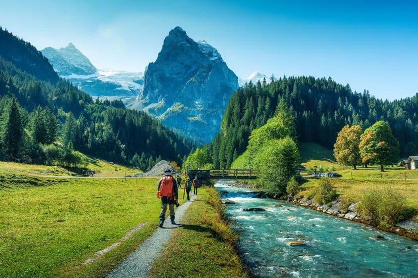 Skupina turistov prechádza po rieke v lese v kantóne Bern, Švajčiarsko.