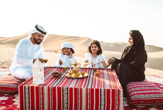 Arabská rodina trávi víkend v púšti Dubaja.