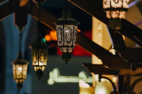 Arabské pouličné lampy osvetľujú nočnú mestskú krajinu Dubaja.