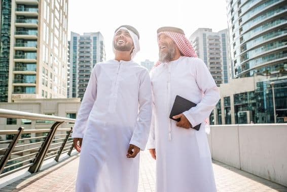 Dvaja podnikatelia v tradičnom emirátskom odeve na stretnutí v Dubaji.