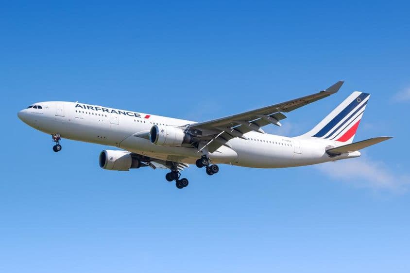 Lietadlo Air France Airbus A330 na letisku Charles de Gaulle v Paríži.