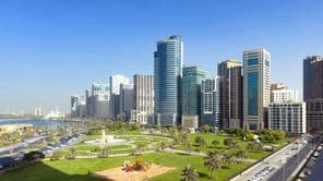 Široký trávnik a pokojný výhľad na lagúnu pri Al Majaz Waterfront.