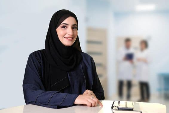 Miestna emirátka pozerajúca dopredu.