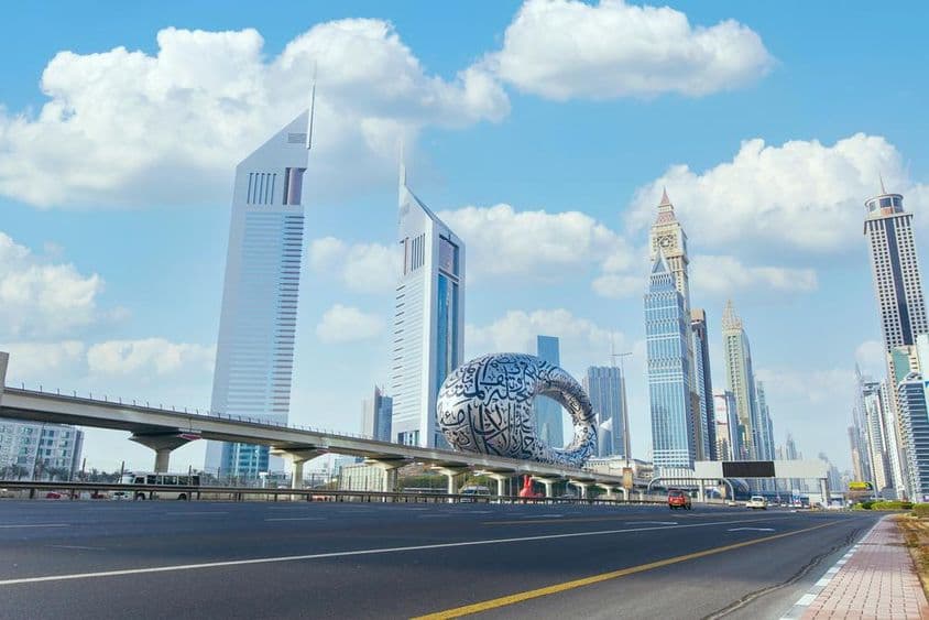 Múzeum budúcnosti v Dubaji z Sheikh Zayed Road.