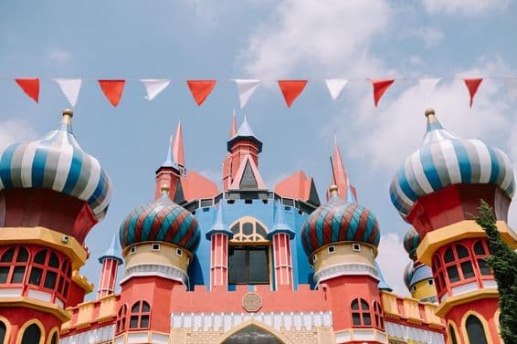 Ikonické Disney štruktúry s rozprávkovými vežami.