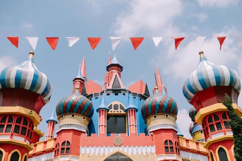 Ikonické Disney štruktúry s rozprávkovými vežami.