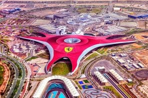 Abu Dhabi, park Ferrari World.