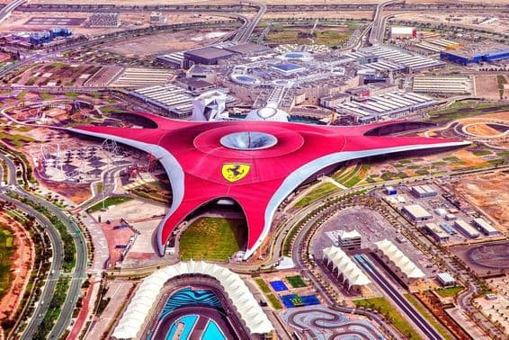 Abu Dhabi, park Ferrari World.