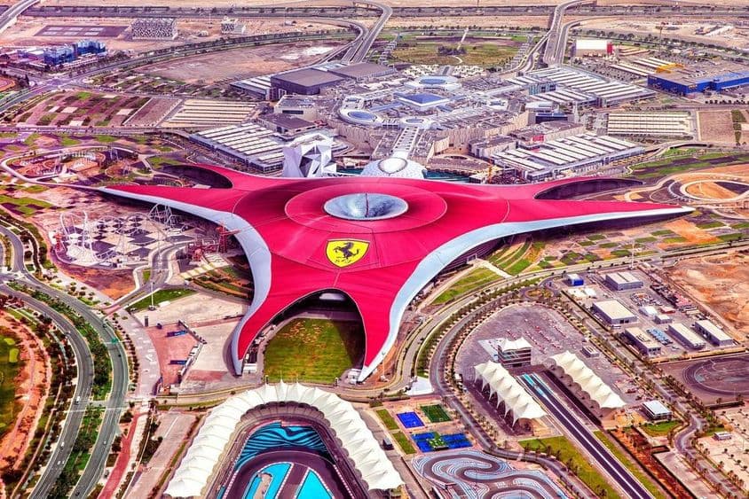 Abu Dhabi, park Ferrari World.
