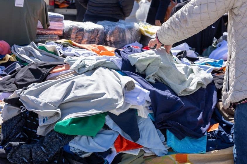 Rôzne falšované dizajnérske oblečenie.