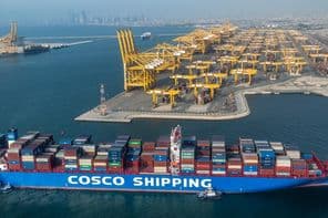 Kontajnerová loď Cosco Shipping Lines z Číny v prístave Jebel Ali v Dubaji.