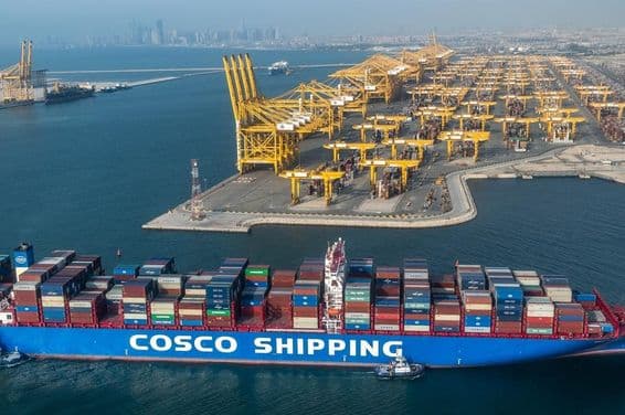 Kontajnerová loď Cosco Shipping Lines z Číny v prístave Jebel Ali v Dubaji.