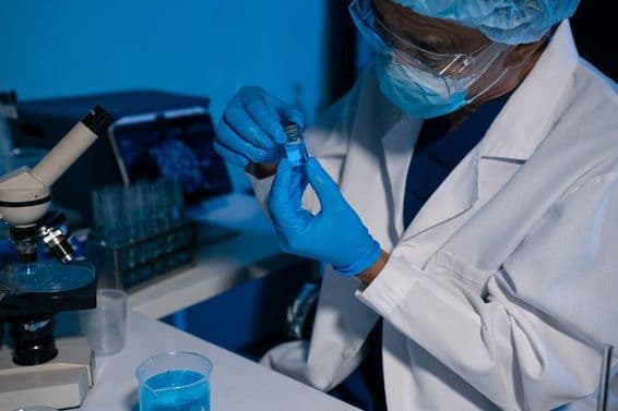 Výskumníci v laboratóriu vykonávajúci výskum DNA a vyšetrovania v zdravotníctve.