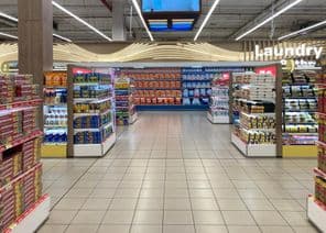 Sekcia s prádlom a domácimi potrebami v supermarkete.