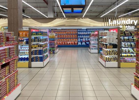 Sekcia s prádlom a domácimi potrebami v supermarkete.
